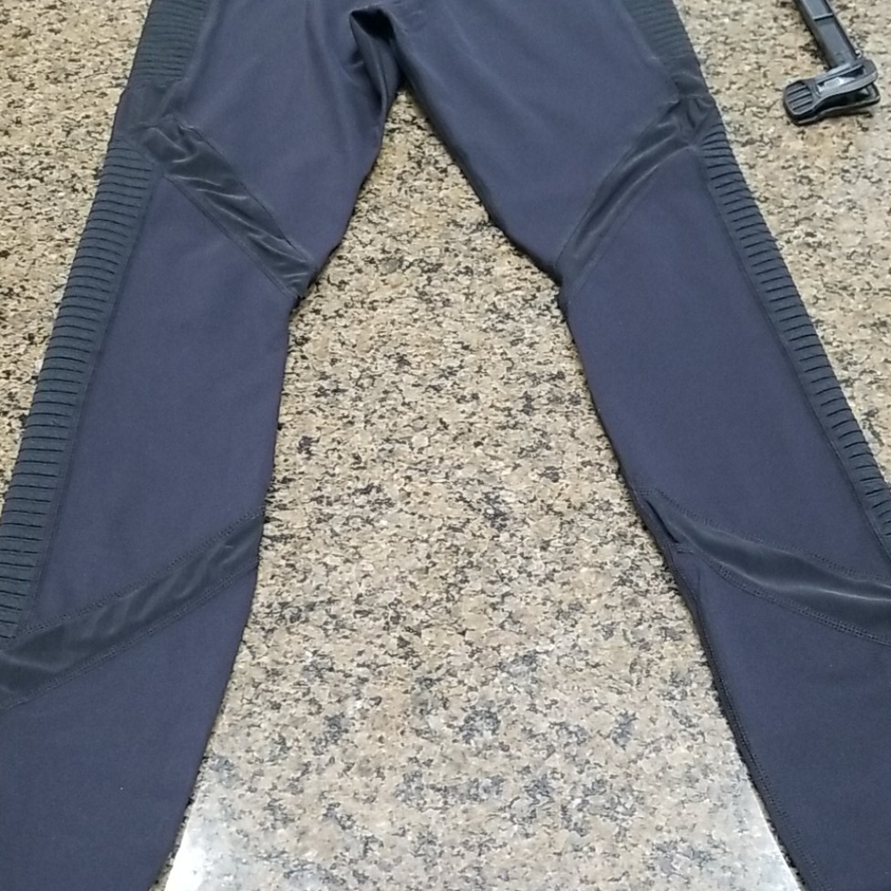 NWT Fabletics Midrise Statement Motion365 Legging - Picture 9 of 9
